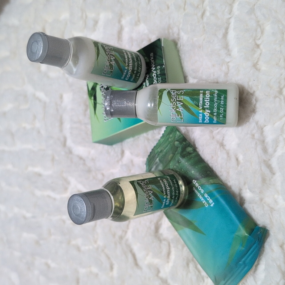 Bath & BodyWorks Travel Set Rainkissed Leaves